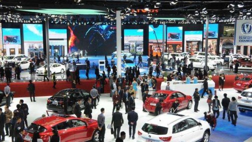 北京国际车展媒体日新造车势力展台最火爆