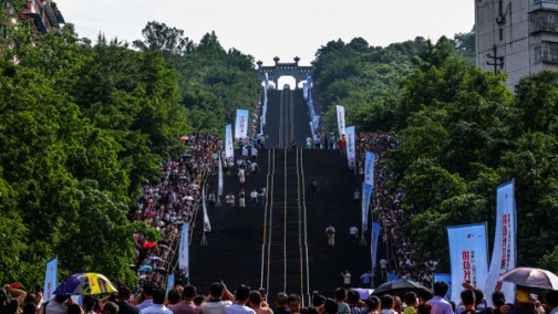 素车挑战60度望天坡 哈弗H9征服长江第一梯