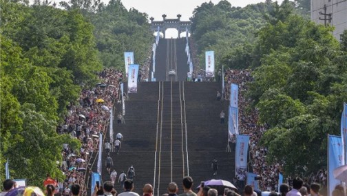 挑战不可能完成的任务，哈弗H9 “登顶万步梯”的背后