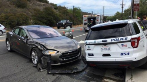 特斯拉再惹麻烦 自动驾驶模式行驶撞上停泊警车