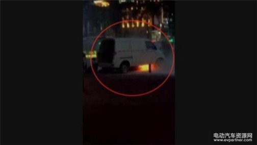 深圳一电动汽车充电时突然起火 车底&ldquo;嘣&rdquo;一声响