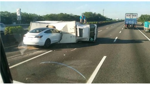 特斯拉&ldquo;惊魂一撞&rdquo;，再现致命BUG