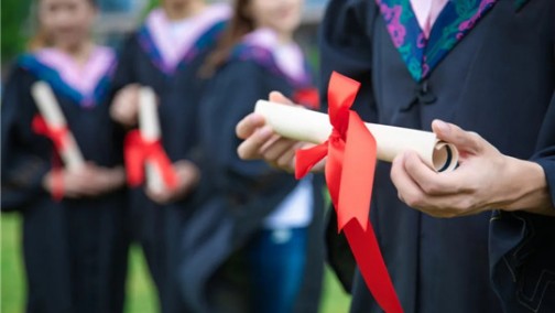 回不去的内燃机时光，到不了的新能源彼岸