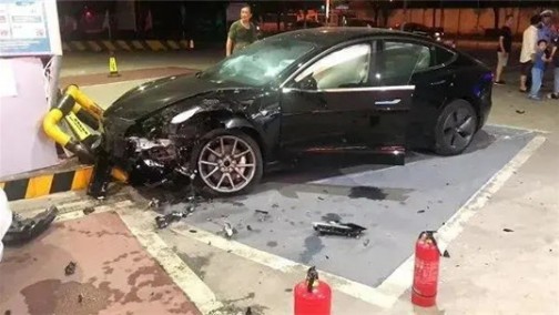 特斯拉：意外加速，车主背锅