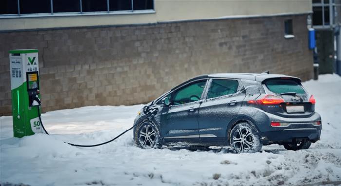 调查显示冬季新能源汽车续航缩水30%，冬季选车用车该注意什么？