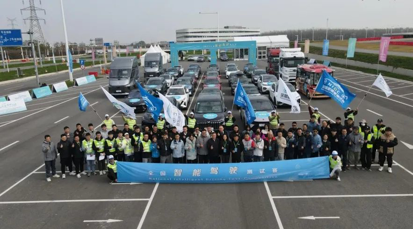 “慎用智驾”的大标语，比“全民智驾”更洗脑